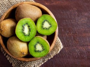 menanam buah kiwi