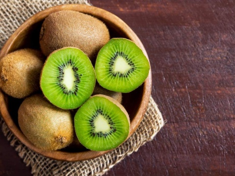 menanam buah kiwi