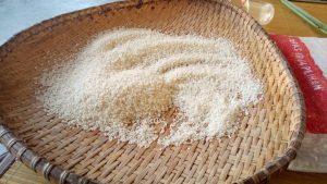 menghilangkan kutu beras