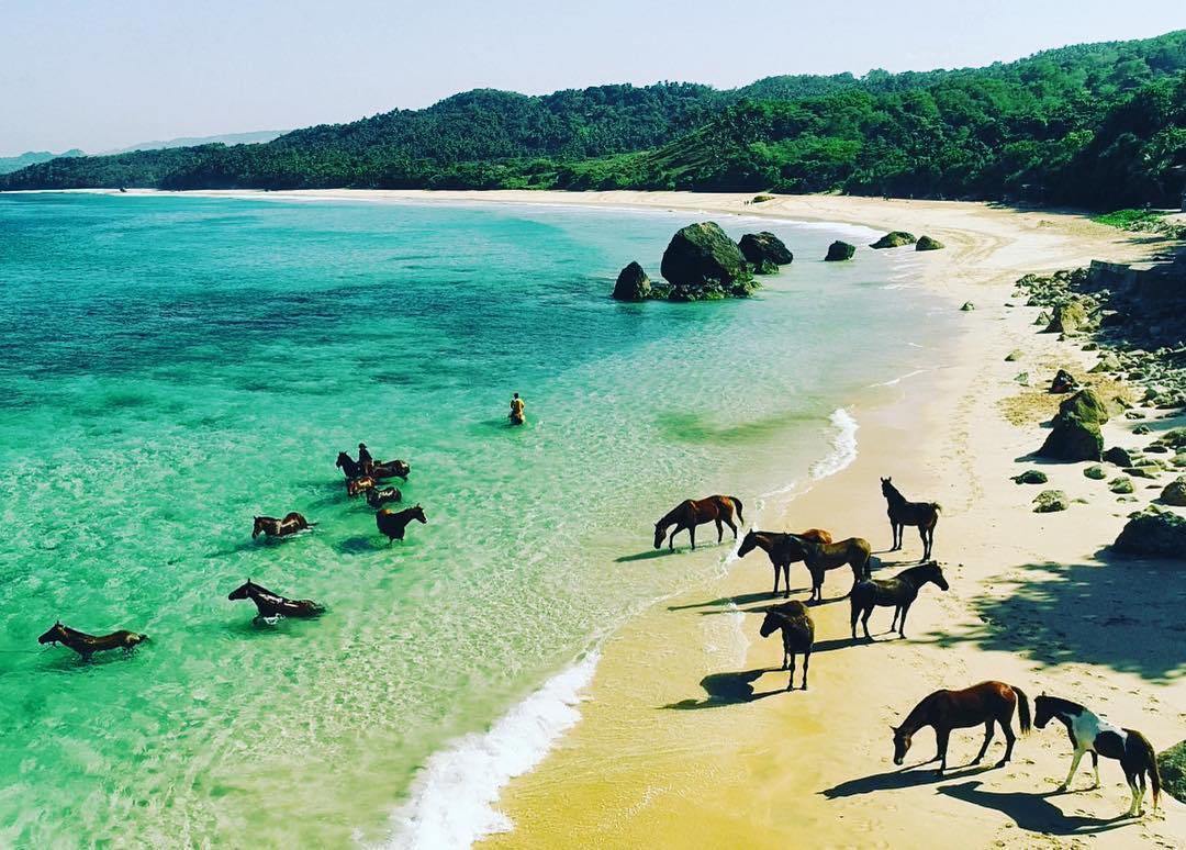 Pantai Nihiwatu Sumba