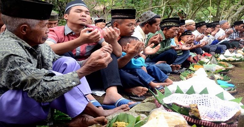 tradisi unik di gunung kudil