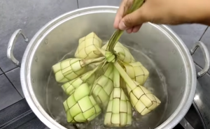 memasak ketupat