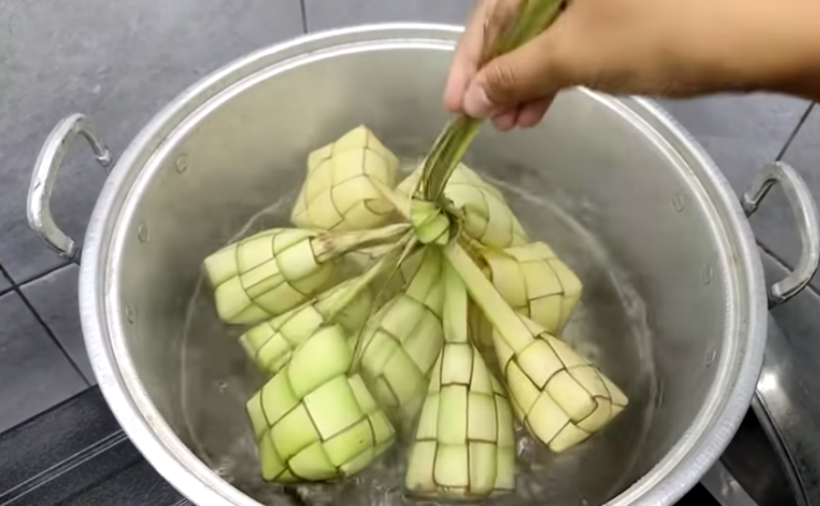 memasak ketupat