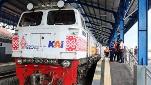 kereta api jarak jauh