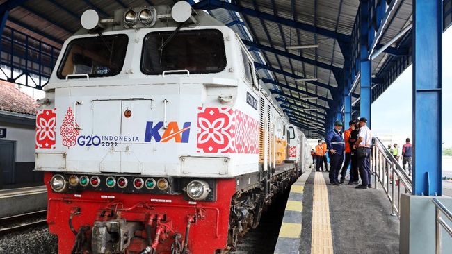kereta api jarak jauh