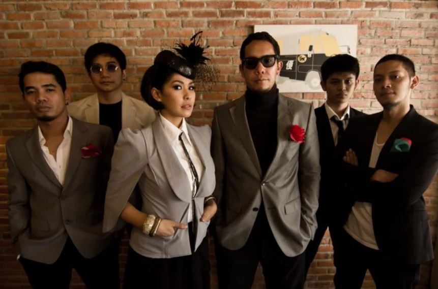 Maliq & d'essentials.