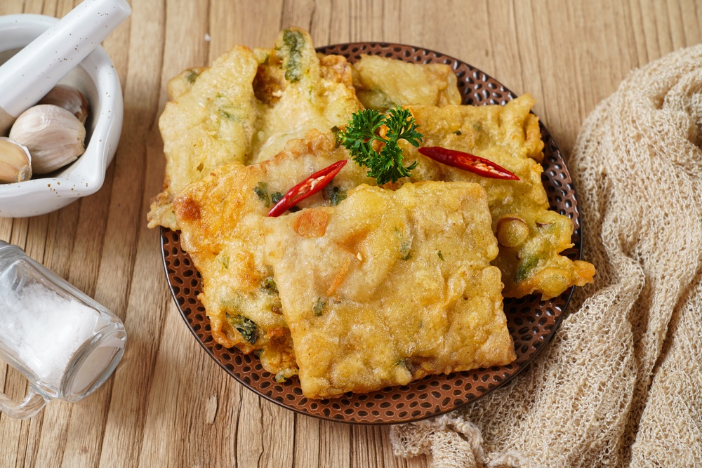 memilih makanan warteg