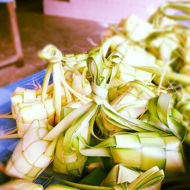Membuat ketupat