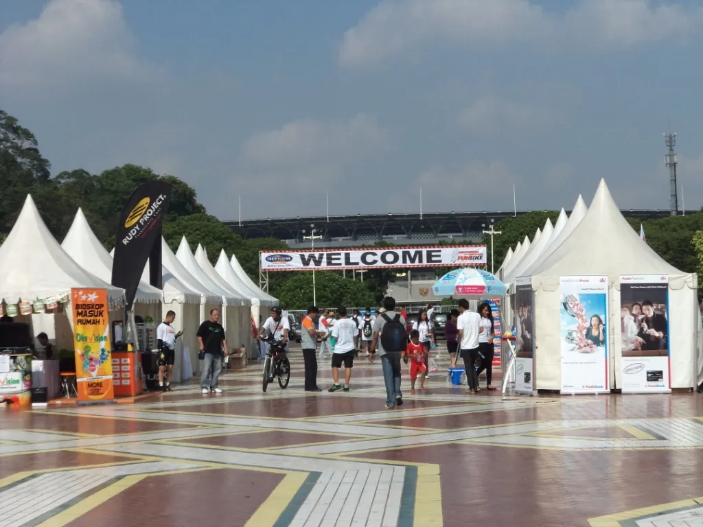 membuka booth bazar