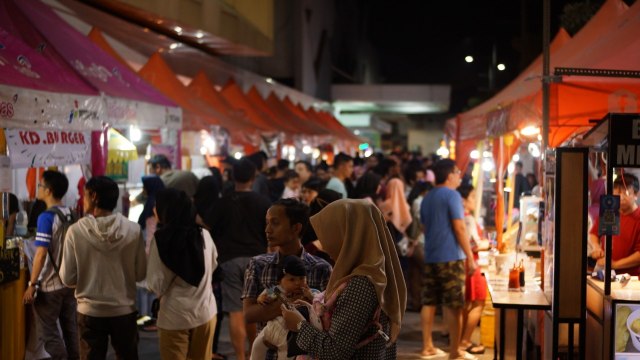membuka booth bazar