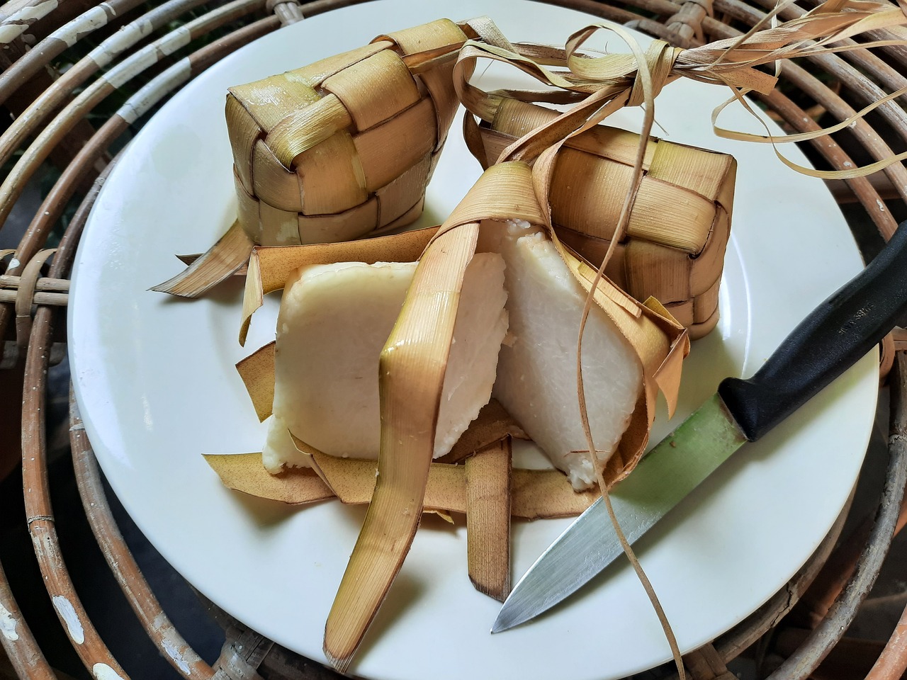 Membuat ketupat