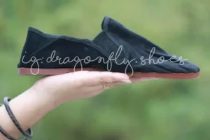 Artikel ini akan membahas lima brand fashion generasi 90-an yang menjadi tren di kalangan anak sekolahan dan anak-anak. Simak dalam artikel ini untuk mengetahuinya!
