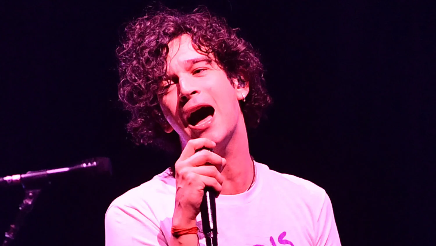 7 Fakta Menarik Keluarga Matty Healy Vokalis The 1975 24-7-2023