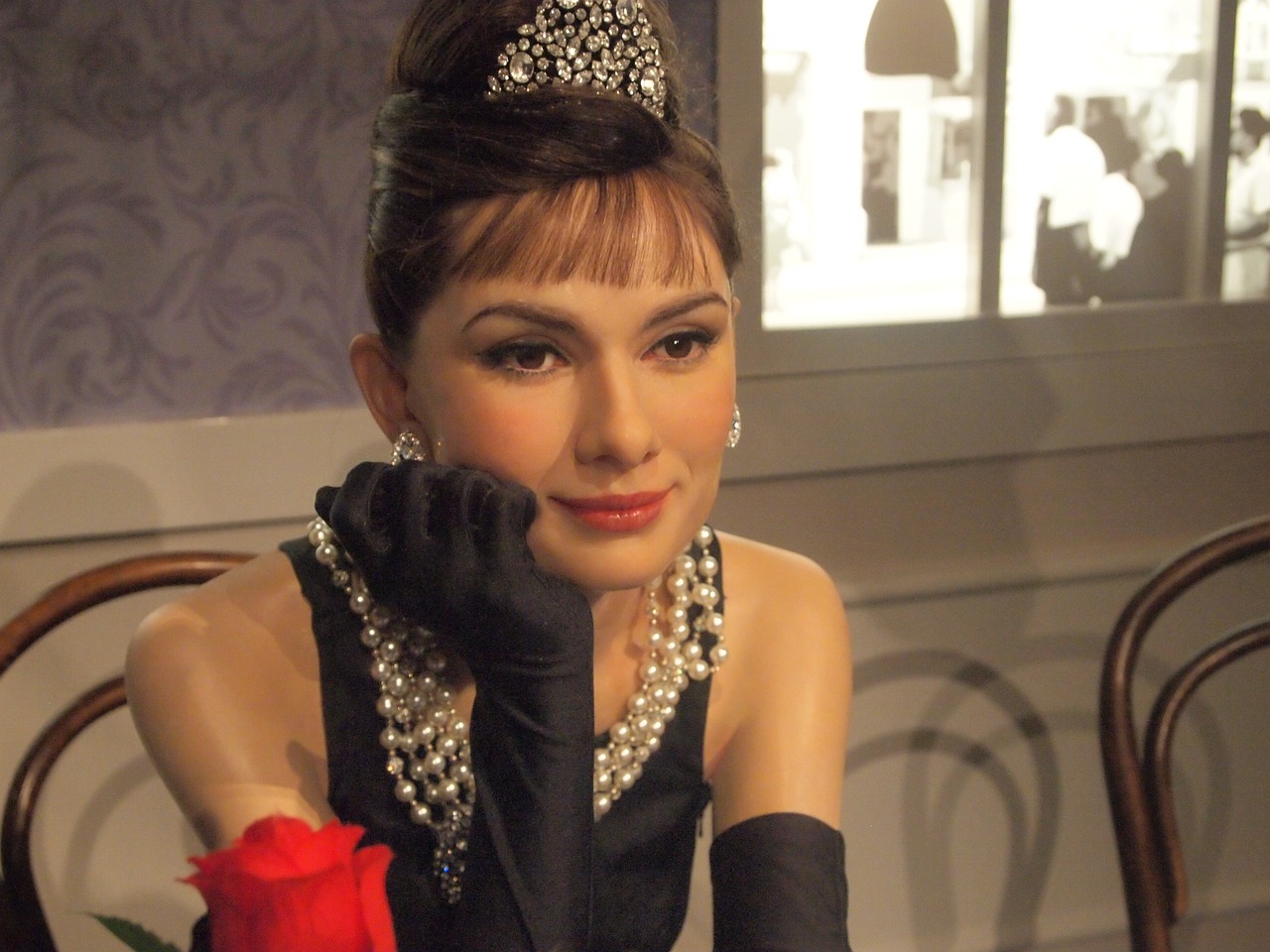 Gaya Audrey Hepburn Era 1970-an, Inspirasi Timeless yang Terus Memikat 10-7-2023