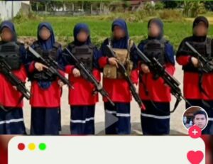 santriwati tenteng senjata