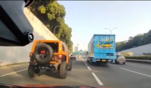 mobil rubicon kabur setelah menyerempet kendaraan lain di Jaksel.