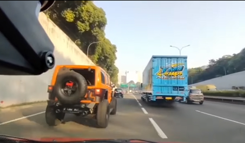 mobil rubicon kabur setelah menyerempet kendaraan lain di Jaksel.