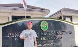 Ketua LSM Manggala Agus Satria memprotes even Fashion Show PKJB.