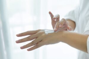Mengenal 6 Perbedaan Handbody dan Body Serum 14-7-2023