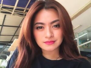 Nathalie Holscher Lepas hijab Umi Pipik 11-7-2023