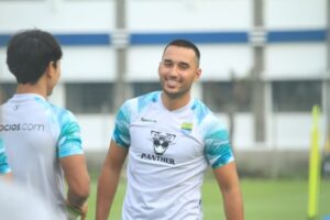 Penyerang Persib Ezra Walian target menang lawan Arema FC, Kamis, (6/7/2023)