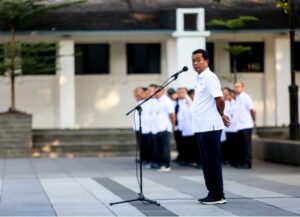 Plh Wali Kota Bandung Ema Sumarna akan mengkaji kebijakan parkir berlangganan untuk meningkatkan PAD.