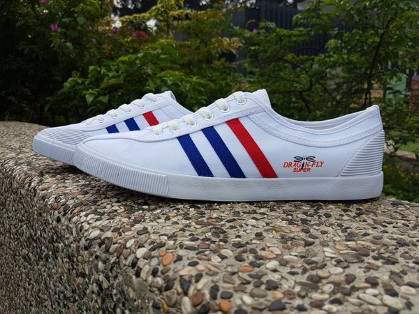 Sepatu Gaul Generasi 90-an yang Meroket di Kalangan Remaja 28-7-2023