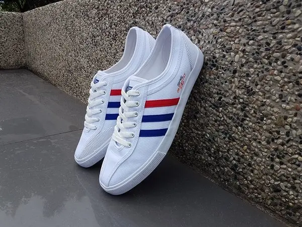 Sepatu Gaul Generasi 90-an yang Meroket di Kalangan Remaja 28-7-2023