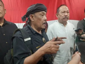 Tokoh masyaralat-jabar, eka santosa, syarif bastaman, patung bung karno bandung
