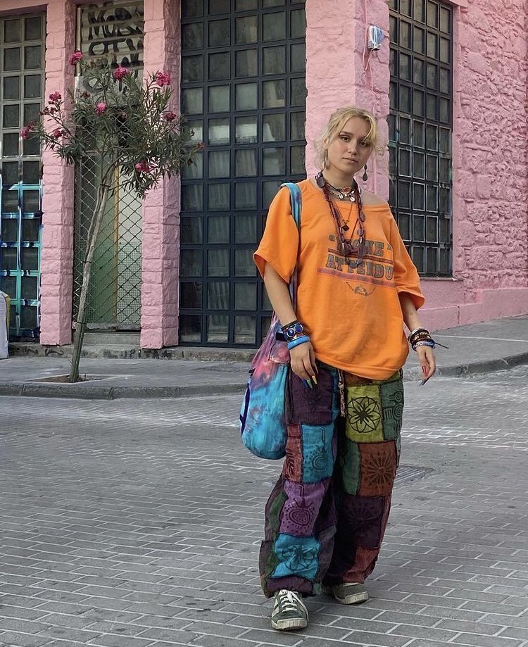 Tren Mode Gaya Hippie Fashion Tahun 70-an yang Kembali Menggebu 07-07-2023