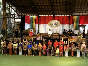 wisata edukasi di kota bandung - Saung Angklung Udjo. (bandung.go.id)