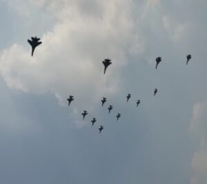 Aksi Fly Pass Pesawat TNI dan Polri Meriahkan Langit Kemerdekaan Indonesia Ke-78