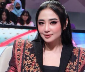 Kontroversi Dewi Perssik