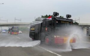 Polusi-Udara-terjadi-di-jakarta-polda metro-jaya-kerahkan-water-canon