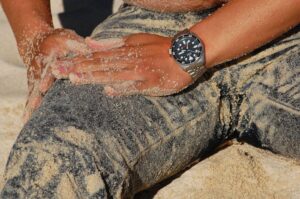 Langkah Mencuci Bahan Denim dengan Air Laut yang Tepat
