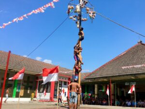 Lomba Panjat Pinang