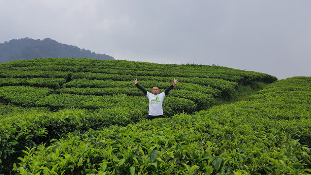Ngadem di Kebun Teh Cianten Ditemani Pemandangan Gunung Salak