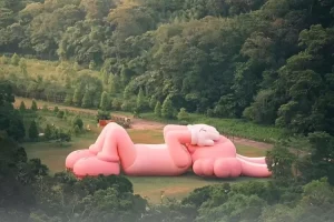 Patung Raksasa KAWS