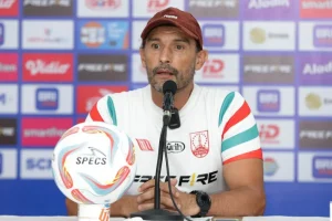 Persis solo ramadhan sananta, Pelatih Persis Solo Leonardo Medina, Persis Solo diterpa masalah