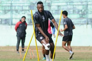 Arema vs Persija Charles Lokolingoy