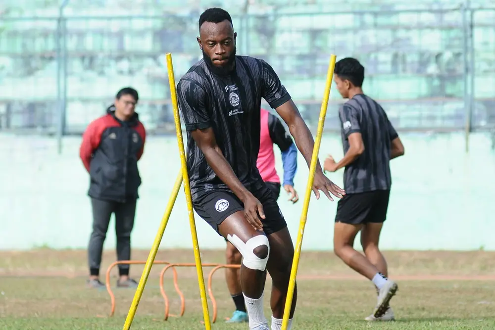 Arema vs Persija Charles Lokolingoy