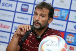 Pelatih Persis Solo Leonardo Medina