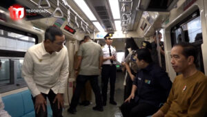 Presiden Jokowi Fokus pada Keselamatan Saat Mengujicobakan LRT Jabodebek-03-08-2023