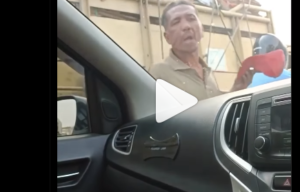 mobil diludahi pengemis