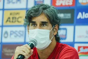 Pelatih Bali United FC Stefano Cugurra bahas VAR