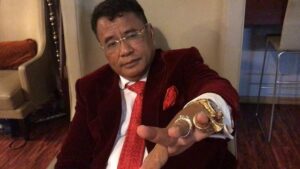 Tersangka Mengalungkan Bendera di Leher Anjing