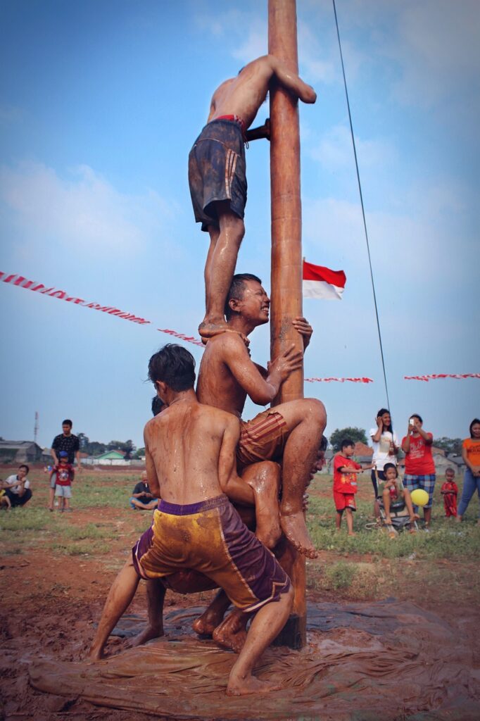 Sejarah Panjat Pinang, Perlombaan Tradisional