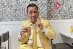 hotman paris pemasang bendera anjing