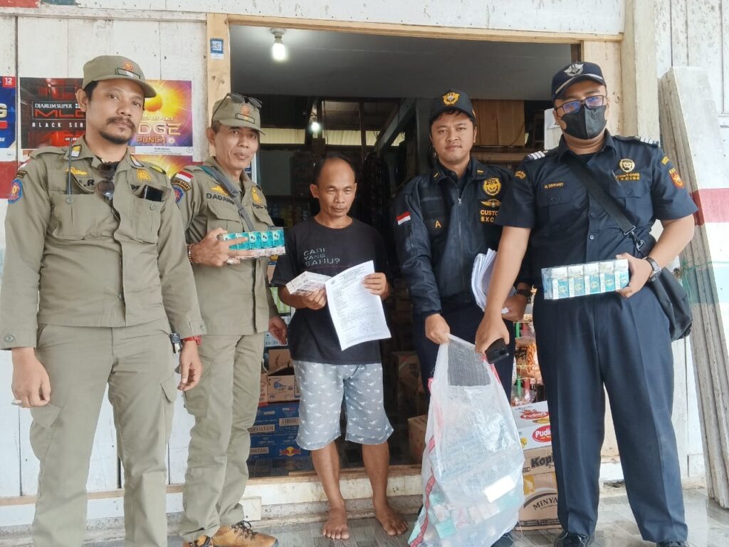 kejari proses hukum seorang distributor rokok ilegal di Garut