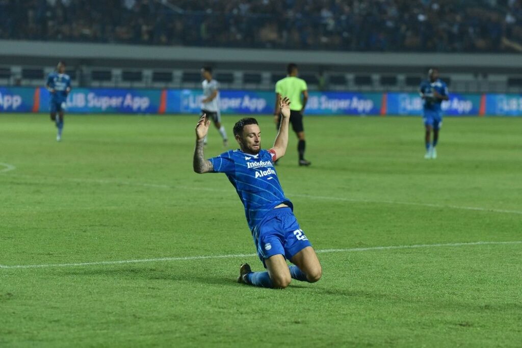 Marc Klok Beri Pujian Atas Kontribusi Robi Darwis dan Gervane Kastaneer